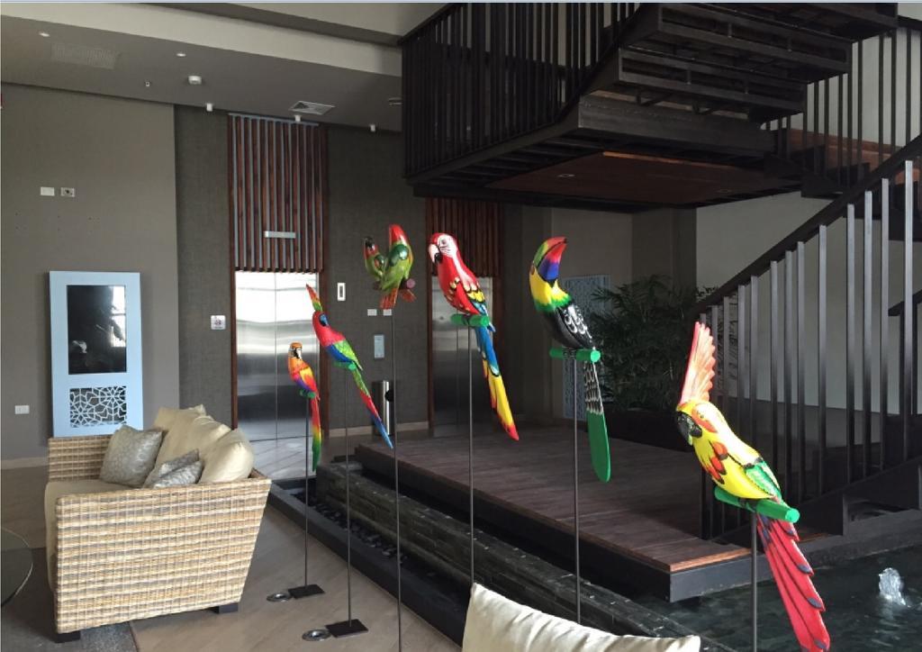 Ghl Hotel Montería Exteriér fotografie Parrots at the lobby