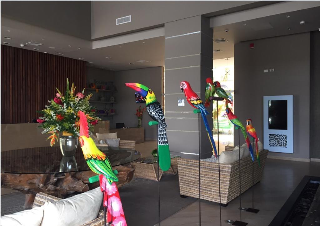Ghl Hotel Montería Exteriér fotografie Parrots at the lobby