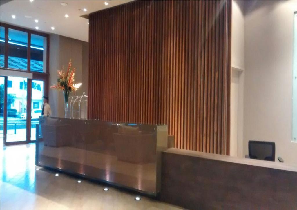 Ghl Hotel Montería Exteriér fotografie Reception desk at the hotel