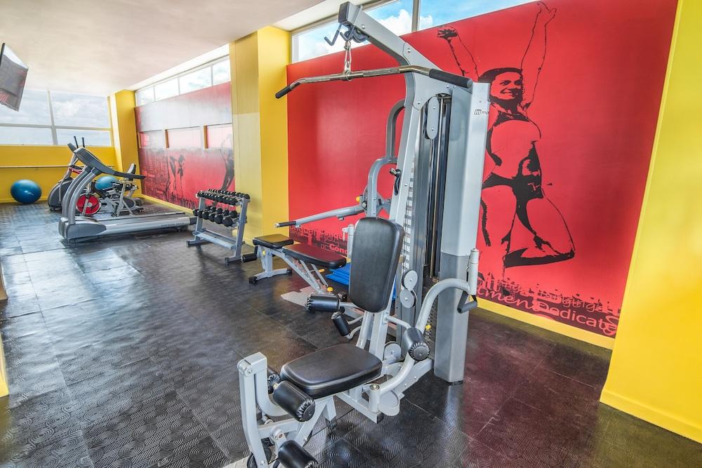 Ghl Hotel Montería Exteriér fotografie A leg press machine