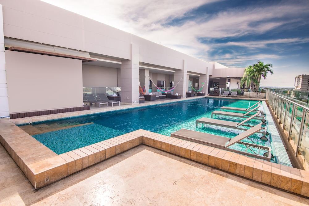 Ghl Hotel Montería Exteriér fotografie Rooftop pool at the hotel