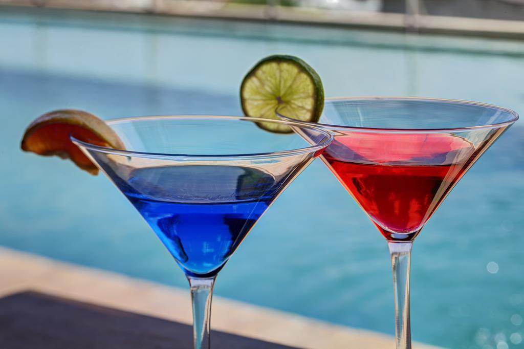 Ghl Hotel Montería Exteriér fotografie Blue and red cosmopolitan cocktails